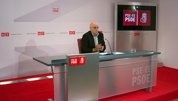 Rodolfo Ares durante la rueda de prensa que ha ofrecido esta maana, en Bilbao, para valorar el Pllan de Paz y Convivencia del Gobierno Vasco