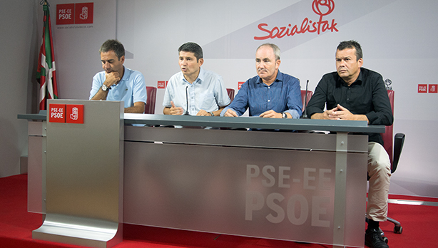 Miguel de los Toyosek (Eibarreko alkatea), Enrique Ramosek (PSE-EEko Erakunde Politika), Alfonso Garciak (Barakaldoko alkatea) eta Javier Martinezek (Irua Okako alkatea) egindako prentsaurrekoa. (Argazkia: Euskal Sozialistak)