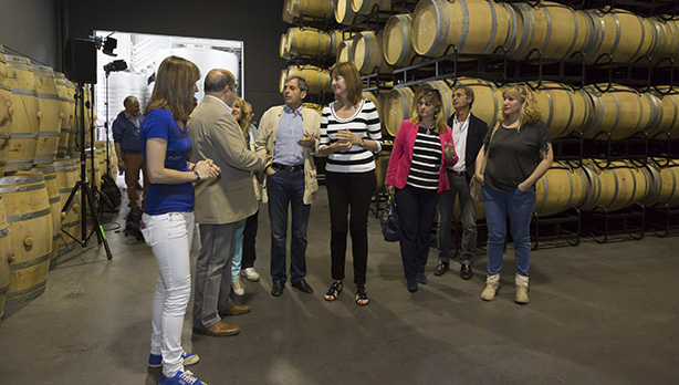 Visita de Idoia Mendia a una bodega de la Rioja Alavesa [Foto: Socialistas Vascos]