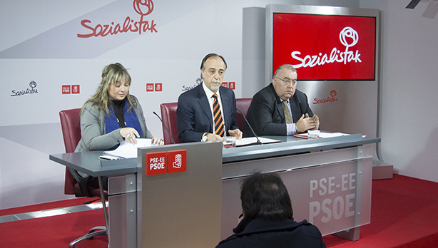 YOLANDA VICENTE, senatuko presidenteordea, TONTXU RODRGUEZ, Justiziako bozeramaile atxikia, eta DIMAS SANUDO, Senatuko Euskal Sozialisten lurralde-taldeko koordinatzailea, goizean Bilbon eman duten prentsaurrekoan