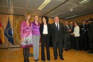 Cristina Garmendia y Fdez. de la Vega, acompaadas por los ministros de Sanidad y Educacin, Bernat Soria y Mercedes Cabrera, respectivamente 
