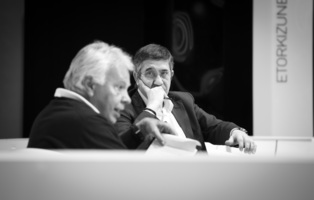 El Secretario General de los Socialistas Vascos, Patxi Lpez, atento a las explicaciones que ha ofrecido el ex-presidente del Gobierno, Felipe Gonzlez, durante su conferencia 