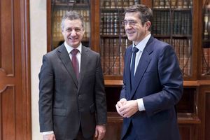 Patxi López e Iñigo Urkullu durante el encuentro que mantuvieron en Lehendakaritza el pasado 12 de febrero (Foto IREKIA)