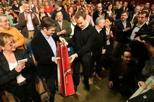 Patxi Lpez entreg una makila a Rodrguez Zapatero en nombre de todos los Socialistas Vascos 