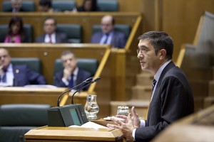 Patxi López interviniendo en el Pleno de Investidura.