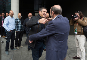 Patxi Lpez y Alfredo Prez-Rubalcaba se saludan al inicio de la Conferencia Poltica de JSE