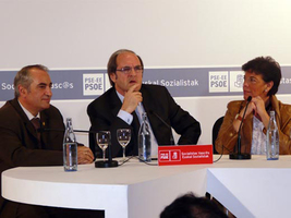 ngel Gabilondo junto a Iaki Arriola e Isabel Cela