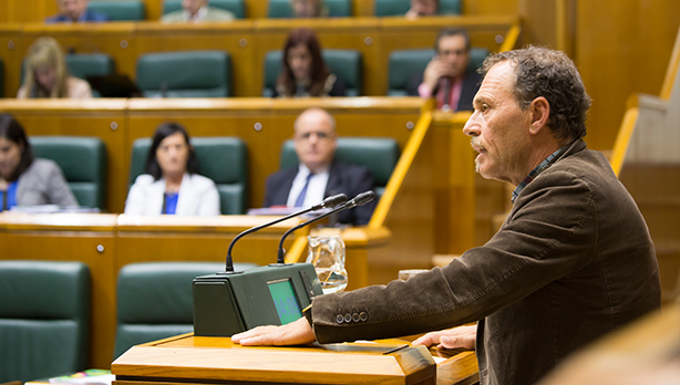 Bixen Itxaso, parlamentario del Grupo Socialista, durante una intervencin en el Pleno. [Foto: Socialistas Vascos]