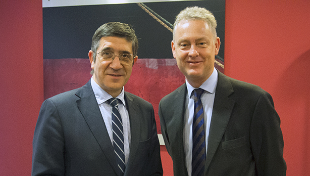 El Secretario General del PSE-EE y anterior lehendakari del Gobierno Vasco, Patxi Lpez, se ha reunido hoy con el embajador del Reino Unido en Espaa, Simon Manley, que ha estado acompaado con el cnsul britnico en Bilbao, Derek Doyle.