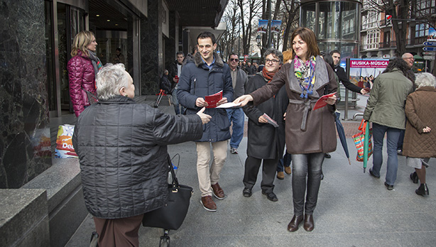 Idoia Mendia durante el reparto de las propuestas por los Socialistas para un Gobierno progresista y reformista