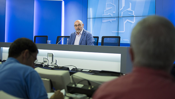 Jos Antonio Pastor durante la rueda de prensa en el Parlamento Vasco