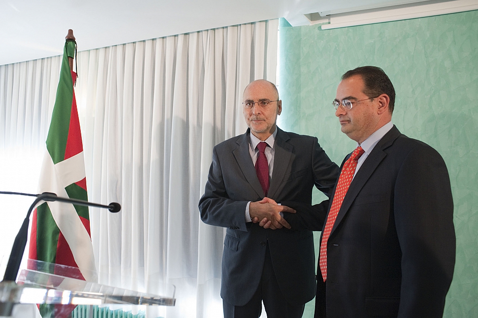 Rodolfo Ares junto al Consejero saliente Javier Balza